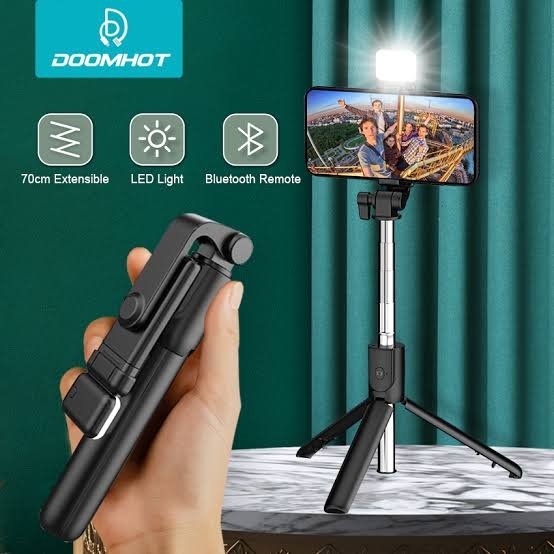 R1S 2.5 feetSelfie Stick With Light & Remote